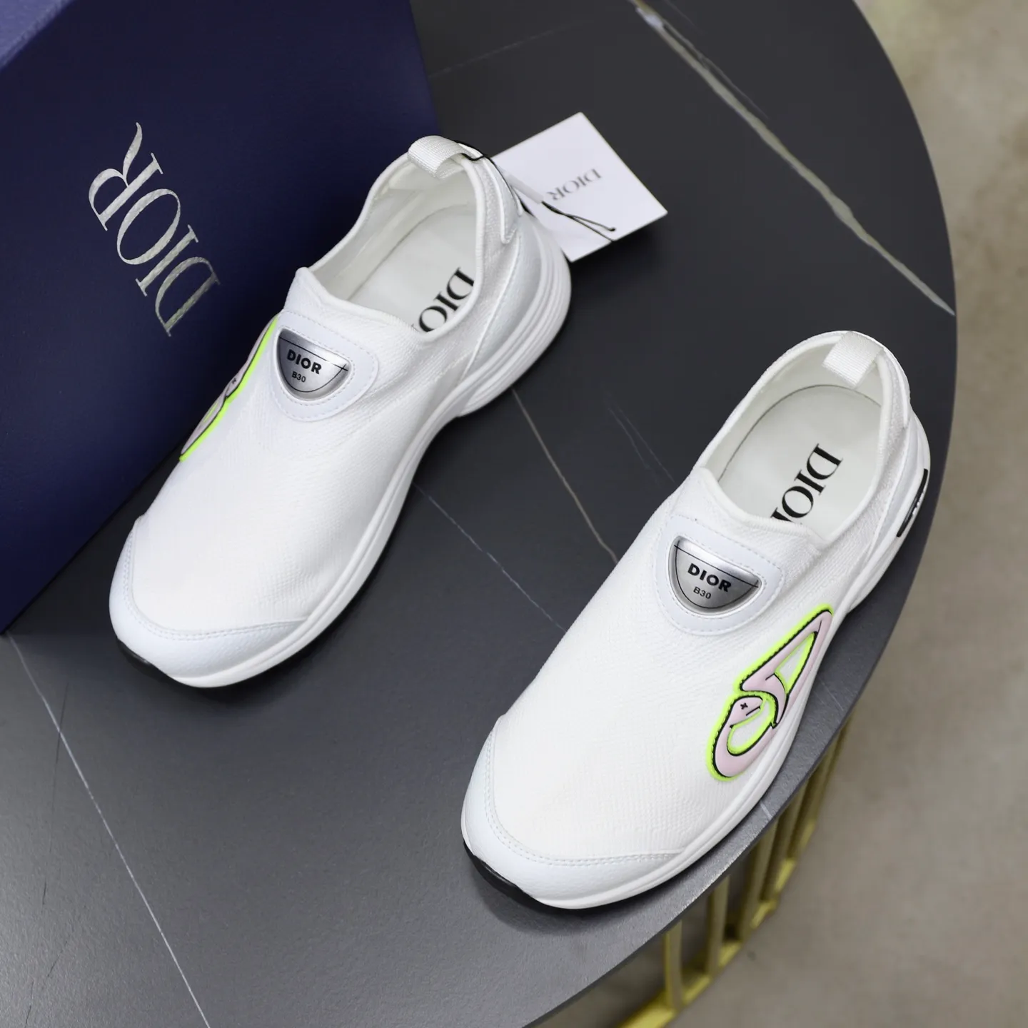 Ex-factory price: 520💰Dior B30’s latest hot model is shipped, the original version is made 1:1 ▪️ Fabric: Original customized fly woven ▪️ Lining: Imported breathable mesh ▪️ Sole: Original molded non-slip outsole ▪️ Size: 38-45 (45 is custom-made and cannot be returned)